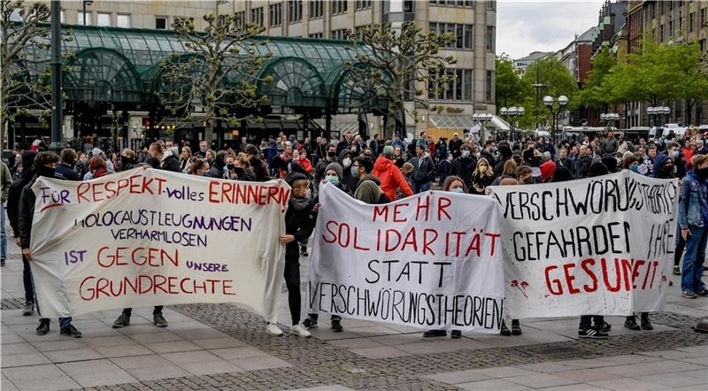 Eine Demonstration am Sonnabend auf dem Rathausplatz richtete sich gegen die Anhänger von Verschwörungstheorien. Foto: Heimken/dpa