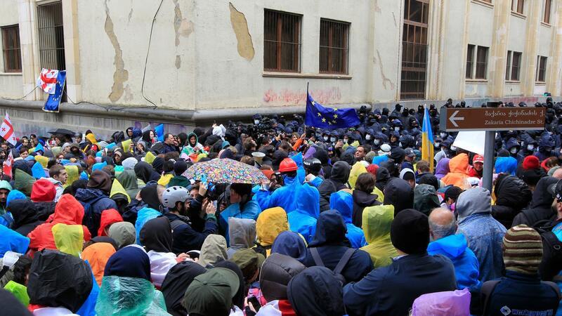 Georgien beschließt umstrittenes „russisches Gesetz“ Eine Demonstration der Opposition gegen das „russische Gesetz“ in der Nähe des Parlamentsgebäudes.