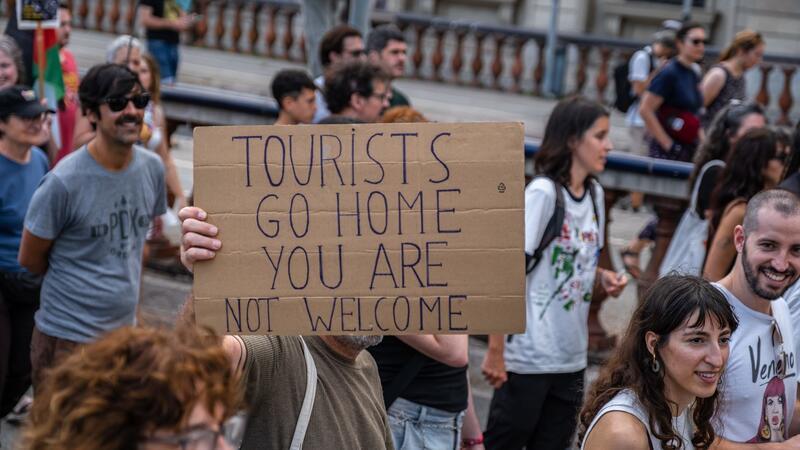 „Very demure“: Der Sommer ‚24 von A bis Z Eine Demonstration gegen Massentourismus in Barcelona. (Archivbild)