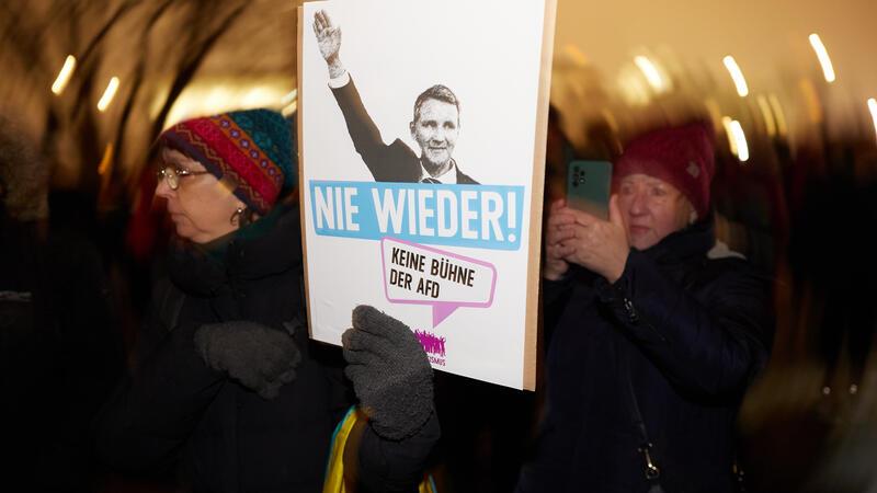 Was auf die Correctiv-Enthüllung im Landkreis folgte – und was die AfD jetzt macht Eine Demonstration unter dem Motto „AfD Verbot prüfen - jetzt!“ vor dem Bundeskanzleramt.