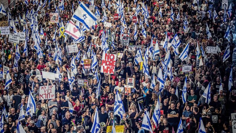 Minister stellt Israels Regierungschef Ultimatum Eine Demonstration von Regierungsgegnern in Tel Aviv..