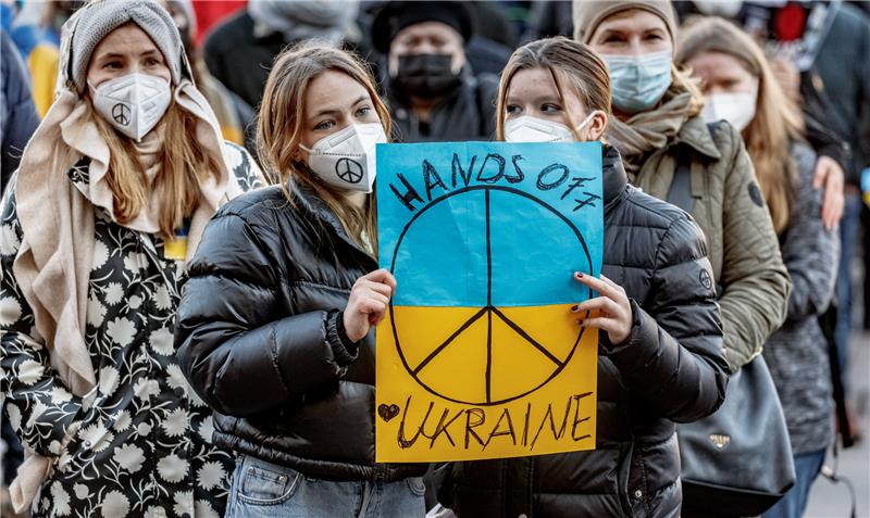 Eine Demonstration gegen den russischen Angriff auf die Ukraine am 27. Februar in Hamburg. Foto: Markus Scholz/dpa