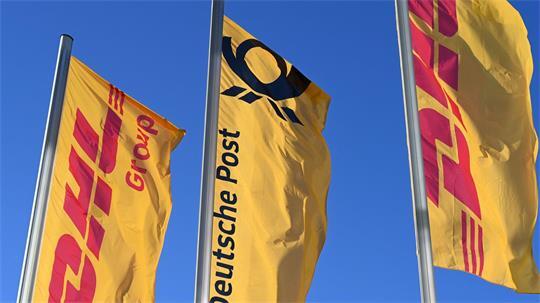 Eine Deutsche-Post-Fahne an der Konzernzentrale umrahmt von DHL-Fahnen. So soll es bleiben.