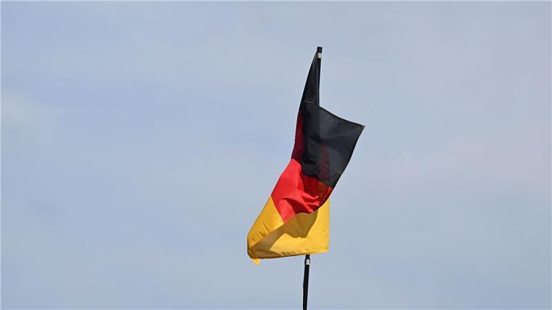 „Gemeinsam für Deutschland“ löst Gegendemonstrationen aus Eine Deutschland-Fahne weht vor Beginn eines Protestmarsches. (Symbolbild)