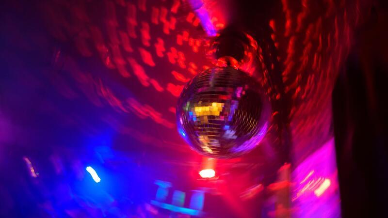 „Aus der Zeit gefallen“: Hamburg lockert Karfreitags-Tanzverbot Eine Disco-Kugel dreht sich in einem Club im Hamburger Schanzenviertel.