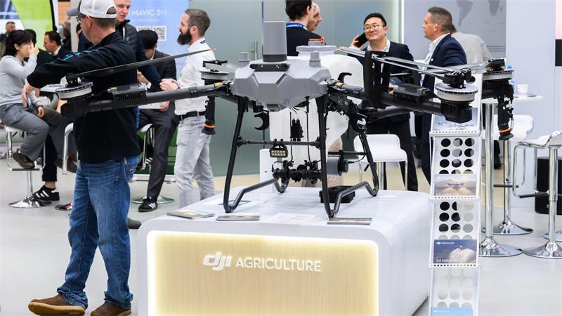 Eine Drohne des chinesischen Herstellers DJI. Die USA verhängen neue Zölle von bis zu 100 Prozent auf Drohnen aus dem Ausland. (Archivbild)