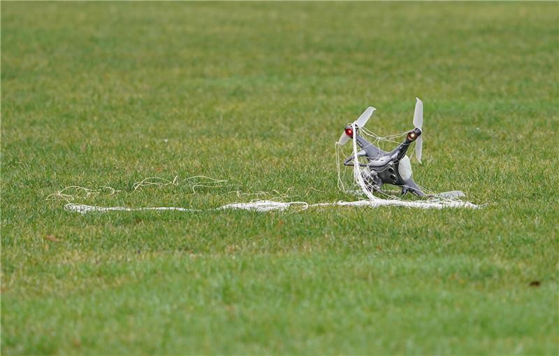 „Falke“ auf Drohnenjagd - Neues Abwehrsystem für Flughäfen Eine Drohne, eingefangen mit einem Netz einer Abwehrdrohne. Das Projekt mit dem Namen «Falke» Forscher der Universität der Bundeswehr haben die Abwehrdrohne in Kooperation mit mehreren technischen Unternehmen und der Bundespolizei entwickelt. Foto: Marcus Brandt/dpa