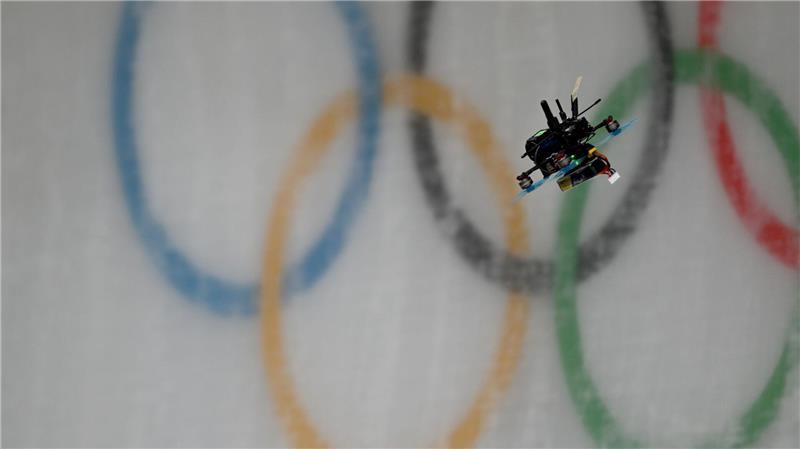 Eine Drohne fliegt durch den Eiskanal von Cortina d’Ampezzo. (Archivbild)