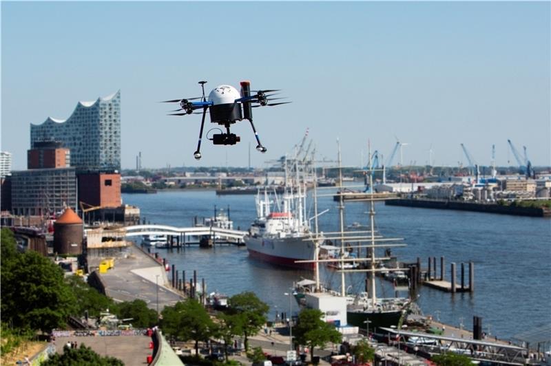 Eine Drohne fliegt über dem Hamburger Hafen. Für diese Fluggeräte sind zahlreiche Einsatzmöglichkeiten denkbar. Foto: UAV Hamburg/ Jan Brandes