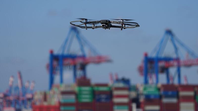 Eine Drohne fliegt während eines Pressetermins im Hafen.