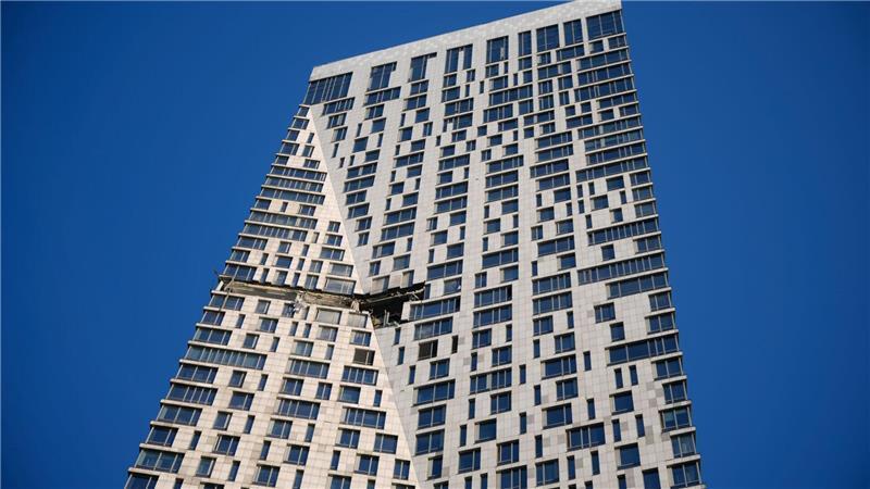 Eine Drohne hat den markanten Wolkenkratzer in der Mosfilmowskaja-Straße in Moskau beschädigt.