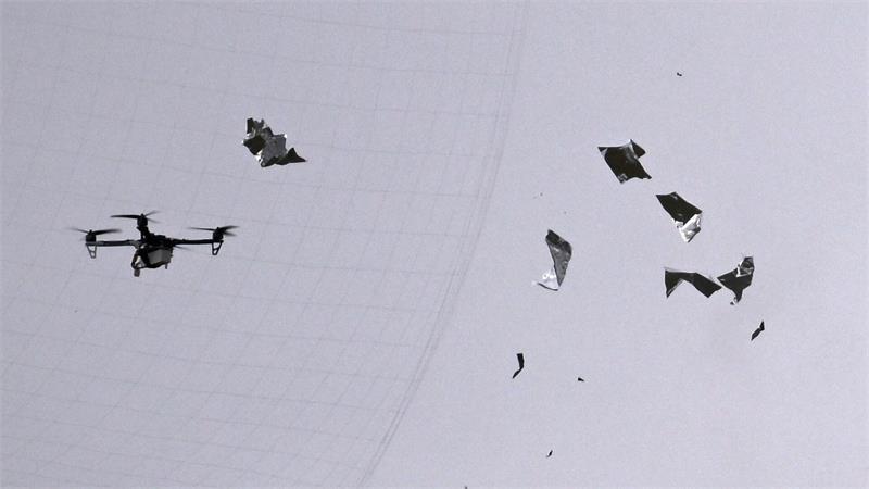 Eine Drohne wird von einem Netz getroffen und stürzt ab. Zuvor hatte eine Abfangdrohne ein Netz auf sie geschleudert.
