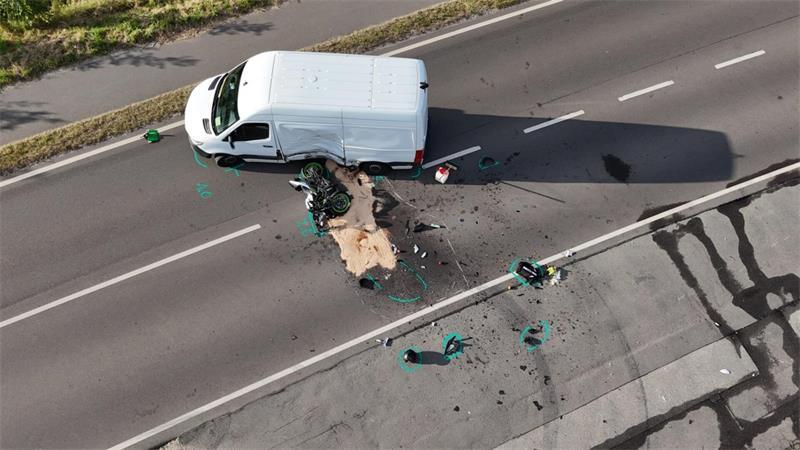 Kollision auf L140 in Hollern-Twielenfleth: Motorradfahrer schwer verletzt Eine Drohnenaufnahme der Unfallstelle in Speersort.