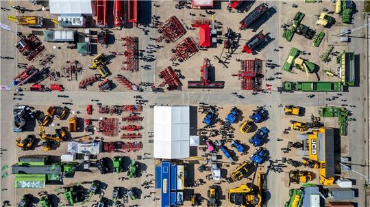 Eine Drohnenaufnahme zeigt Besucher, die bei der Landwirtschaftsmesse „agra 2026“ zwischen riesigen Landmaschinen und Traktoren gehen.