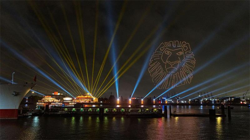 Eine Drohnenshow anlässlich des 25-jährigen Jubiläums von „Der König der Löwen“ illuminiert mit Figuren des Musicals den Hamburger Hafen.