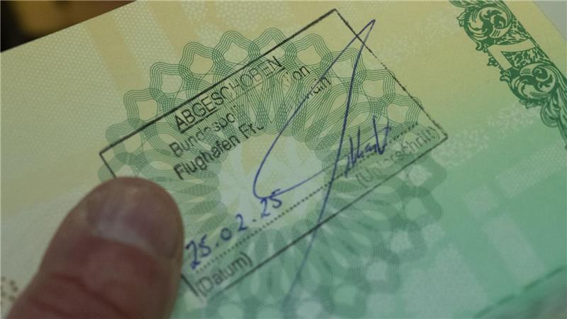 Eine Duldung ist kein Aufenthaltstitel, sondern bedeutet lediglich die vorübergehende Aussetzung der Abschiebung. (Symbolbild) 