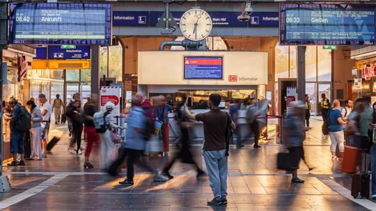 Eine Durchsage schreckte am Freitag die Passanten etwa am Frankfurter Hauptbahnhof auf. (Archivbild)