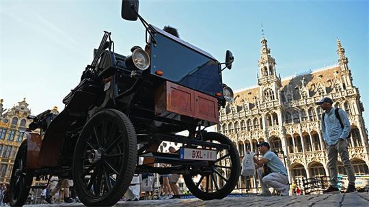 Eine E-Kutsche steht auf dem Grand-Place/Grote Markt im Zentrum von Brüssel. 