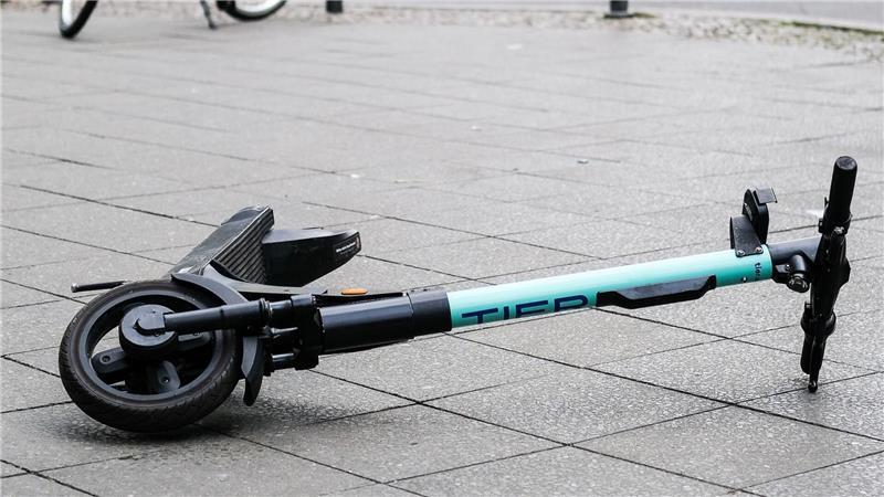 Eine E-Scooter-Fahrerin ist am Mittwochmorgen in Stade angefahren worden.