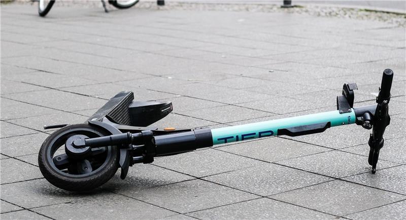 Eine E-Scooter-Fahrerin wurde in Neu Wulmstorf von einem Auto angefahren.