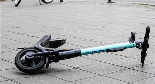 Eine E-Scooter-Fahrerin wurde in Neu Wulmstorf von einem Auto angefahren.