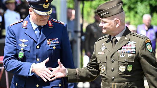 Eine Ebene unter Oberbefehlshaber General Christopher G. Cavoli (r) wird es demnächst einige Änderungen in der Nato-Kommandostruktur geben. Das Kommando über das Joint Force Command Brunssum werden sich dann Deutschland und Polen im Rotationsprinzip teilen. Derzeit wird es von dem deutschen General Ingo Gerhartz geführt (l). (Archivbild)