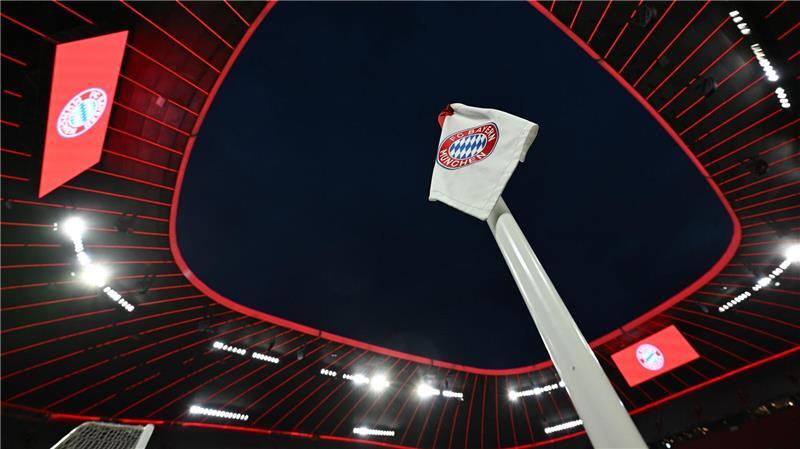 Bilder des Tages Eine Eckfahne mit dem Logo des FC Bayern München vor dem Spiel gegen den FC Brügge.