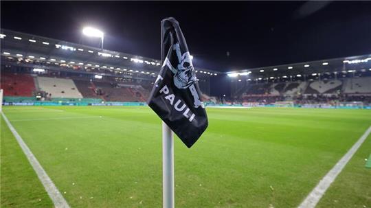 Eine Eckfahne mit dem St.Pauli-Logo steht im Stadion.
