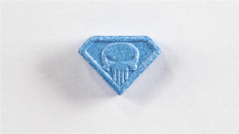 Gefährliche Droge „Blue Punisher“ auf Deichbrand im Umlauf? Einsatzkräfte äußern sich Eine Ecstasy-Pille "Blue Punisher", aufgenommen während der 29. Street Parade. Die Droge kursiert besonders unter Jugendlichen. Foto: Ennio Leanza/dpa