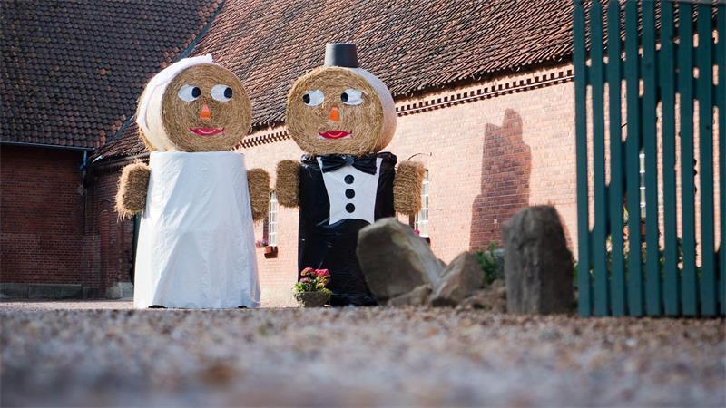 Mathematiker will Formel für Liebe gefunden haben Eine Ehe auf dem Land hält im Schnitt länger als in der Stadt. (Archivbild)