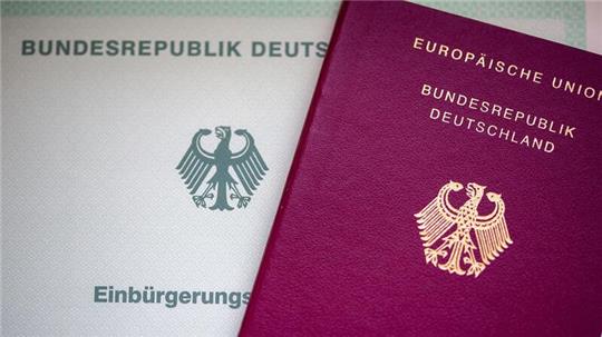 Eine Einbürgerungsurkunde der Bundesrepublik Deutschland und ein deutscher Reisepass.
