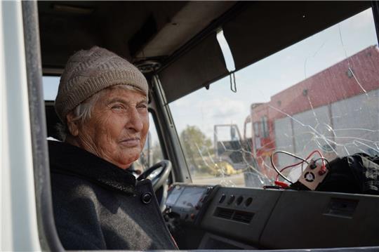 Eine Einwohnerin aus Berg-Karabach sitzt in einem Evakuierungsbus. 100.000 Menschen sind in den vergangenen Tagen aus der Konfliktregion geflohen.