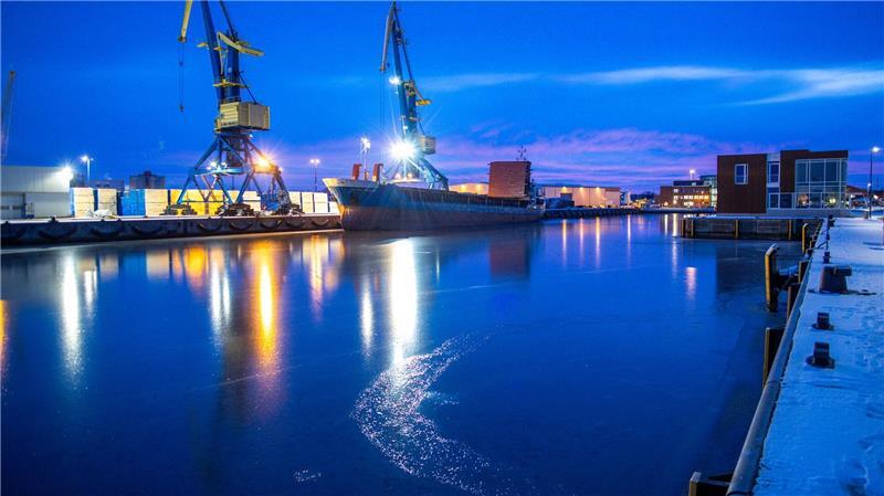 Eine Eisschicht hat sich auf der Wasserfläche in einem Becken des Seehafens in Wismar an der Ostsee gebildet.