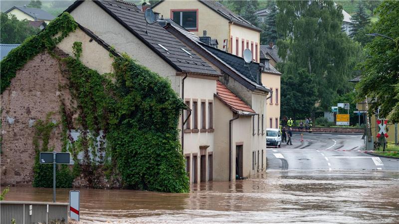 Sturm: Wie gefährdet ist mein Haus und wie schütze ich es? Eine Elementarversicherung schützt vor den Folgen von Hochwasser und Überschwemmung.