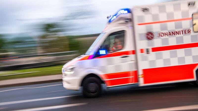 Ein Krankenwagen fährt schnell auf einer Straße.