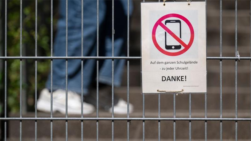 Eine Empfehlung ist, die private Nutzung von Handys im Unterricht und in Pausen bis Klasse sieben zu verbieten. (Illustration)
