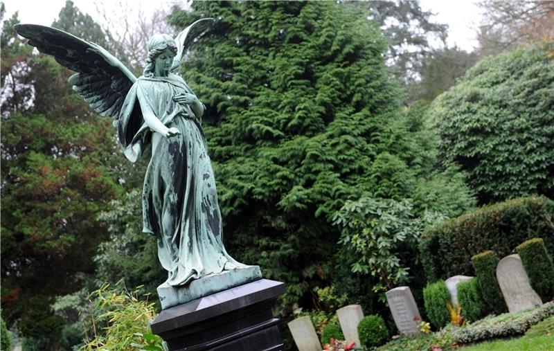 Eine Engelsfigur steht in Hamburg auf dem Friedhof Ohlsdorf . Die Bestattungskultur in Deutschland befindet sich im Wandel. Foto: Warmuth/dpa