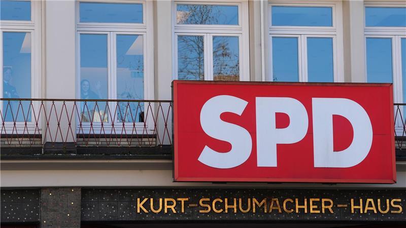 Eine Entscheidung der SPD, mit wem sie künftig im Hamburger Rathaus regieren will, lässt weiter auf sich warten (Archivbild).