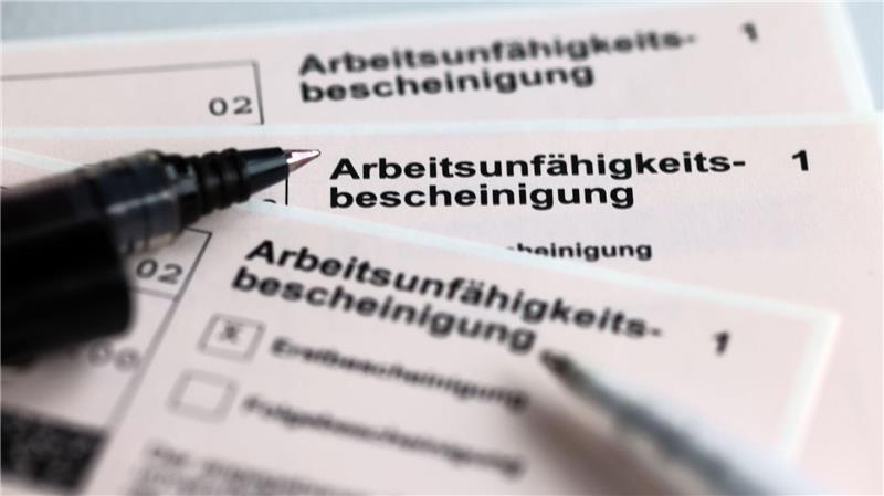 Eine Erkältungswelle hat den Krankenstand im ersten Quartal auf hohem Niveau gehalten. (Symbolbild)