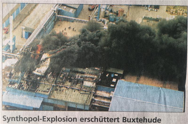 Eine Explosion erschüttert am 28. Juni 2000 Buxtehude: Ein großer Teil des Synthopol-Werkes fliegt in die Luft.