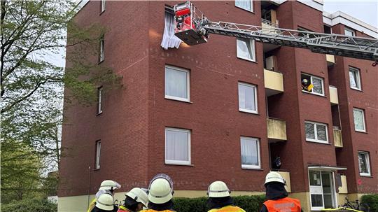Die Feuerwehr ist mit einer Drehleiter im Einsatz.