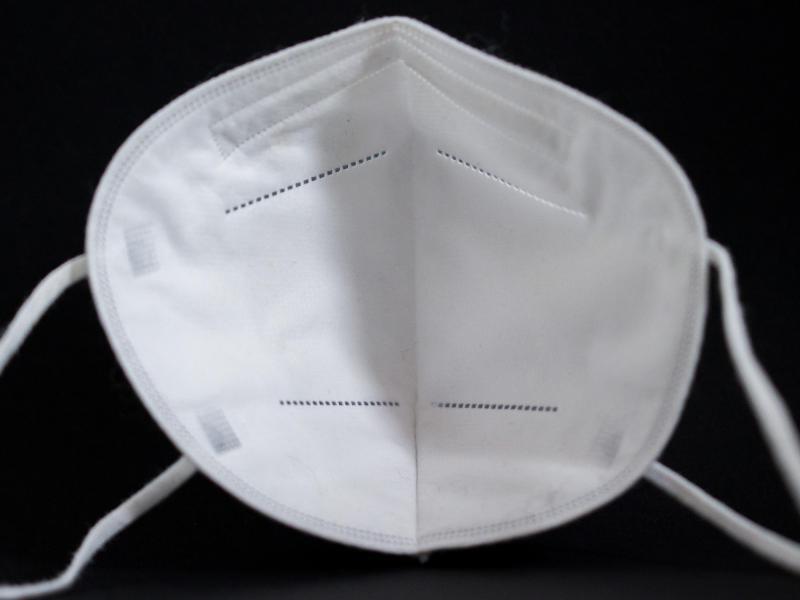 Eine FFP2-Maske liegt auf einem Tisch. Foto: Daniel Karmann/dpa/Symbolbild