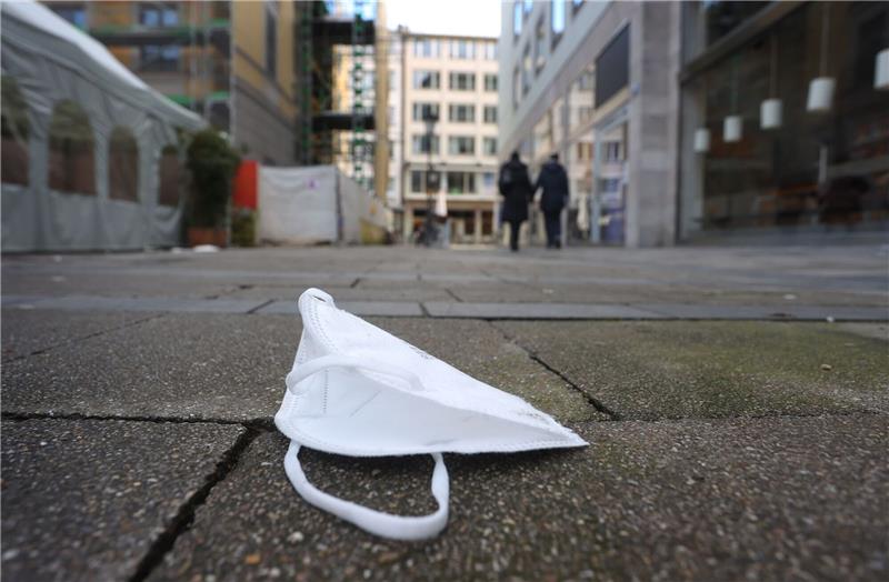 Eine FFP2 Maske liegt in der Münchner Innenstadt auf der Straße.