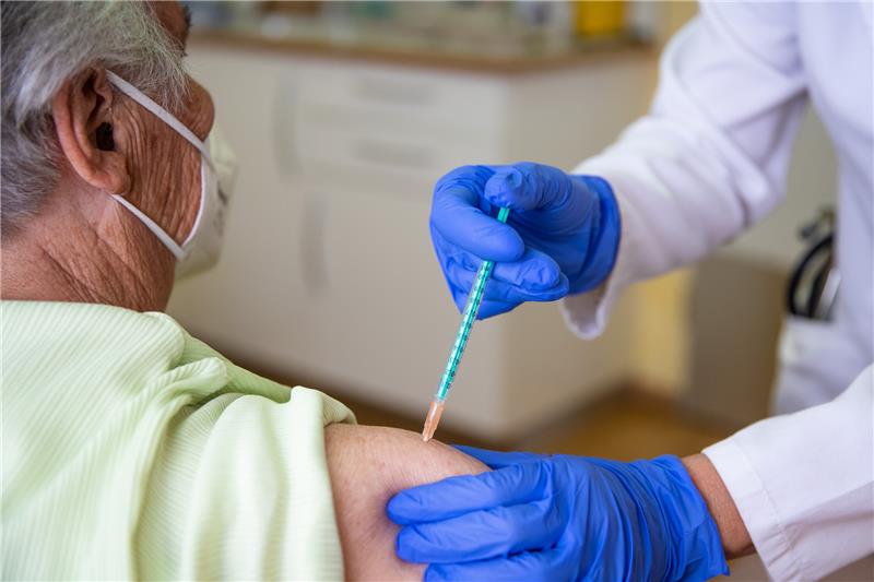 Eine Fachärztin für Allgemeinmedizin impft in ihrer Praxis eine Patientin gegen das Coronavirus. Foto: Christoph Schmidt/dpa