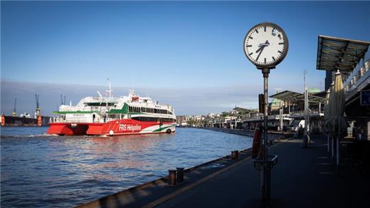 Eine Fähre startet von den Landungsbrücken in Hamburg.