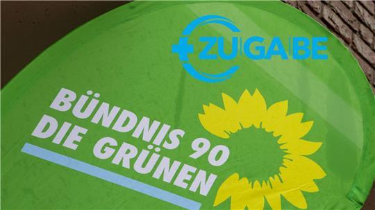 Eine Fahne mit dem Logo der Partei Bündnis 90/Die Grünen.