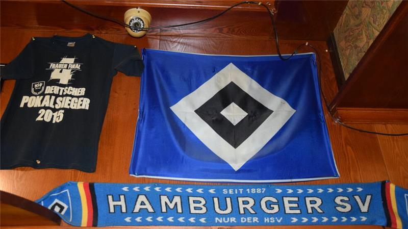 Aus nach 45 Jahren: Astra Pott in Buxtehude schließt für immer Eine Fahne und ein Schal des Hamburger SV hängen vermutlich seit Jahren an der Wand im Astra Pott.