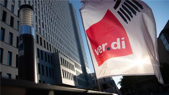 Eine Fahne von Verdi weht bei einem Warnstreik. Foto: Paul Zinken/dpa/Symbolbild