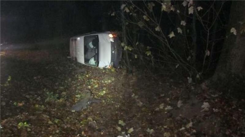 Eine Fahranfängerin kam mit ihrem VW Transporter von der Straße ab.