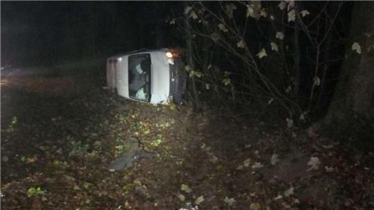 Eine Fahranfängerin kam mit ihrem VW Transporter von der Straße ab.